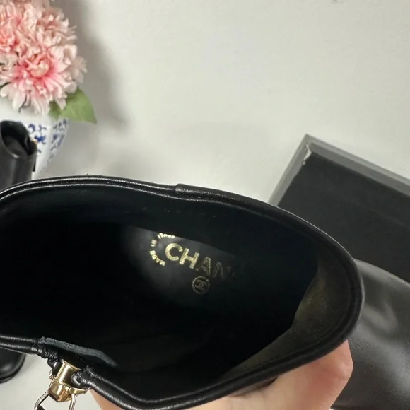 Chanel calfskin ankle boots - Picture 7 of 9